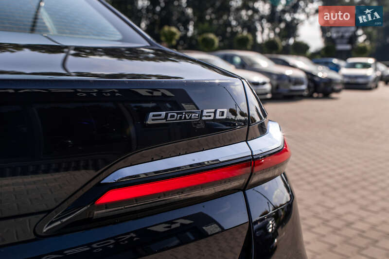 Седан BMW i7 2024 в Львове