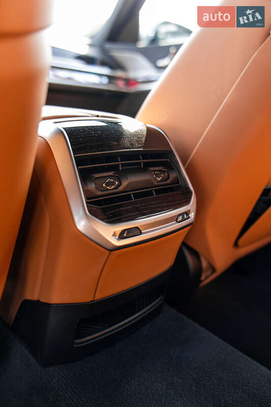 Седан BMW i7 2024 в Львове