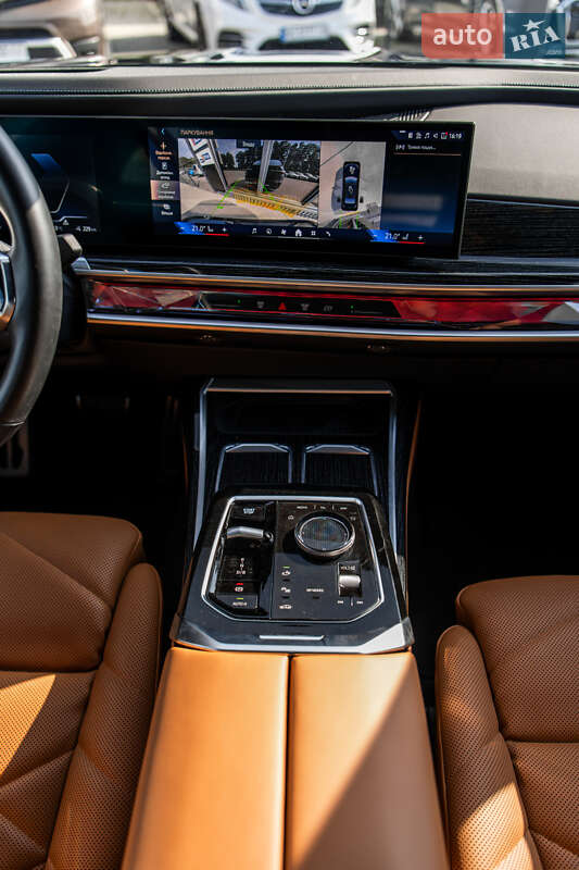 Седан BMW i7 2024 в Львове