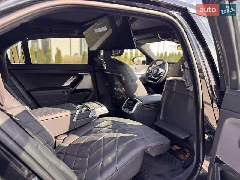 Седан BMW i7 2023 в Львове