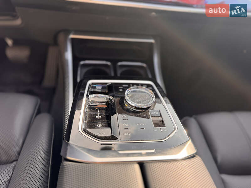 Седан BMW i7 2023 в Львове