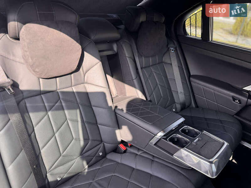 Седан BMW i7 2023 в Львове