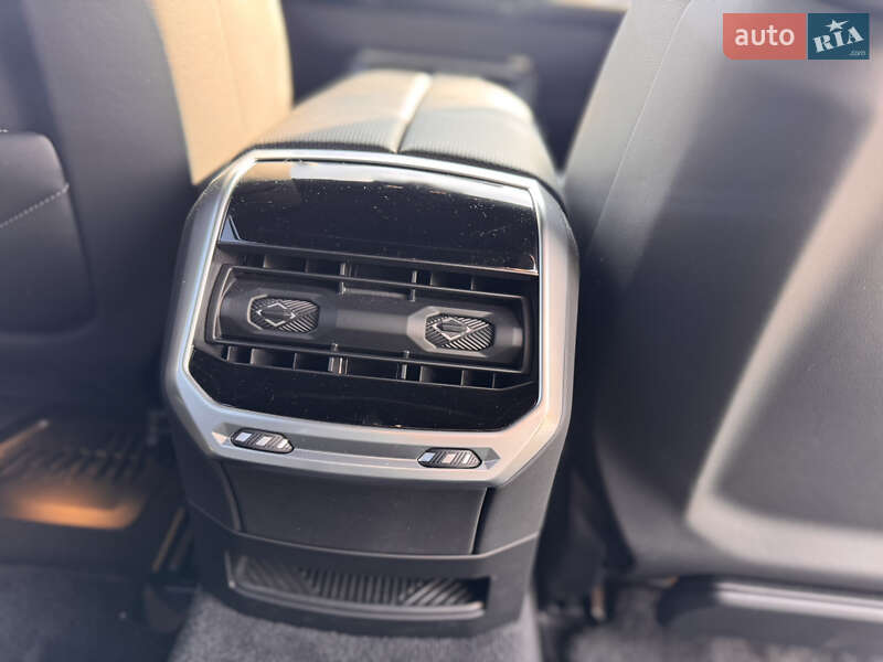 Седан BMW i7 2023 в Львове