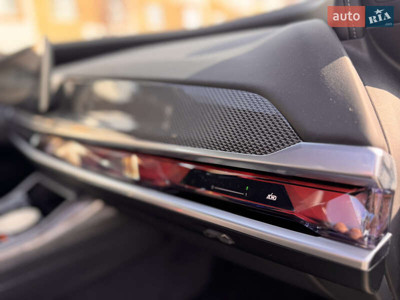Седан BMW i7 2023 в Львове