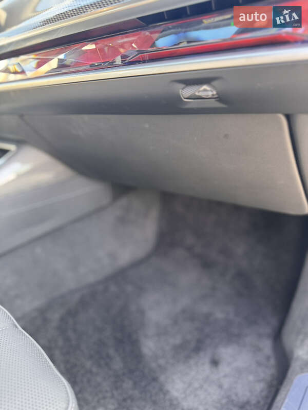 Седан BMW i7 2023 в Львове