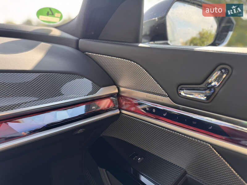 Седан BMW i7 2023 в Львове