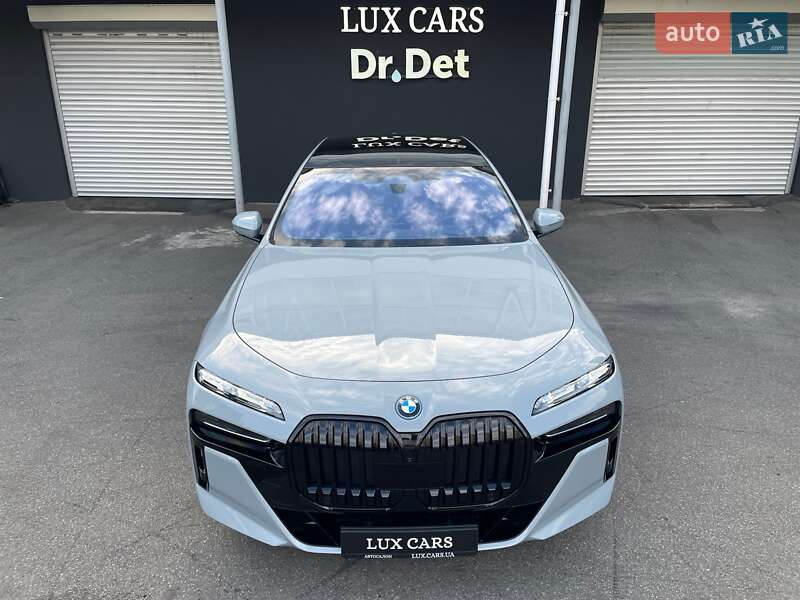 Седан BMW i7 2023 в Киеве