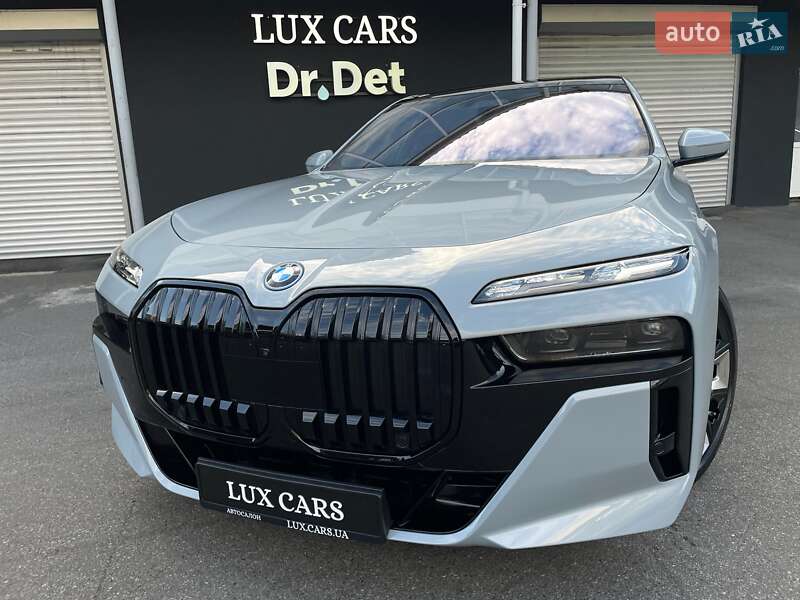 Седан BMW i7 2023 в Киеве