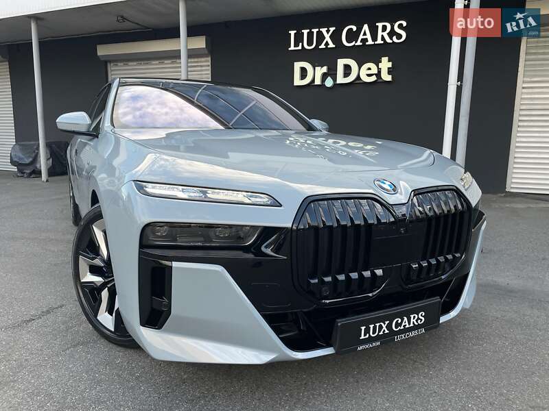 Седан BMW i7 2023 в Киеве