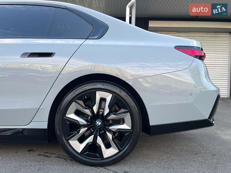 Седан BMW i7 2023 в Киеве
