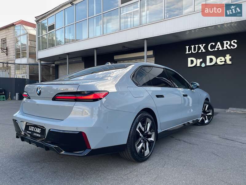 Седан BMW i7 2023 в Киеве