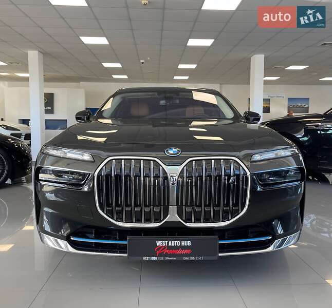 Седан BMW i7 2023 в Киеве