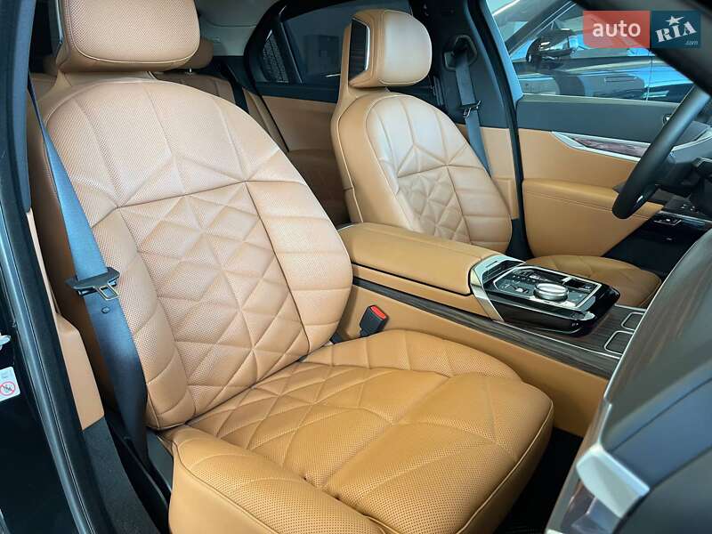 Седан BMW i7 2023 в Киеве