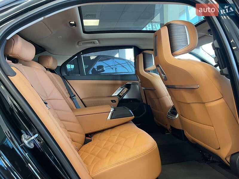 Седан BMW i7 2023 в Киеве