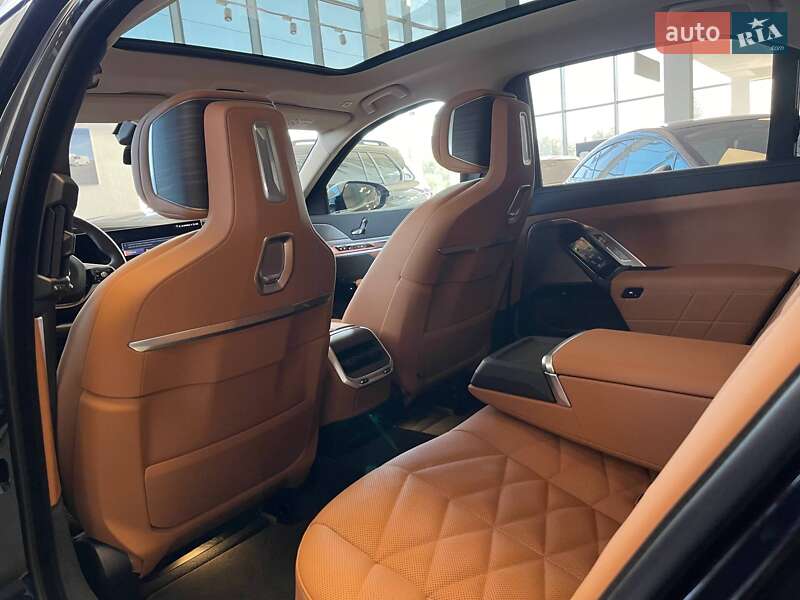 Седан BMW i7 2023 в Киеве