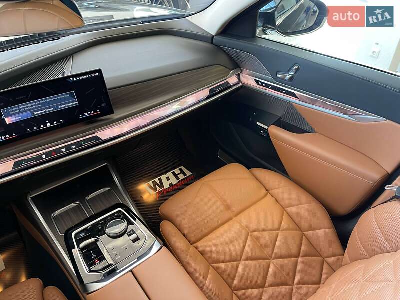 Седан BMW i7 2023 в Киеве