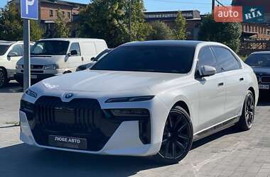 Седан BMW i7 2023 в Львові