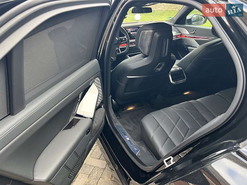 Седан BMW i7 2024 в Ровно