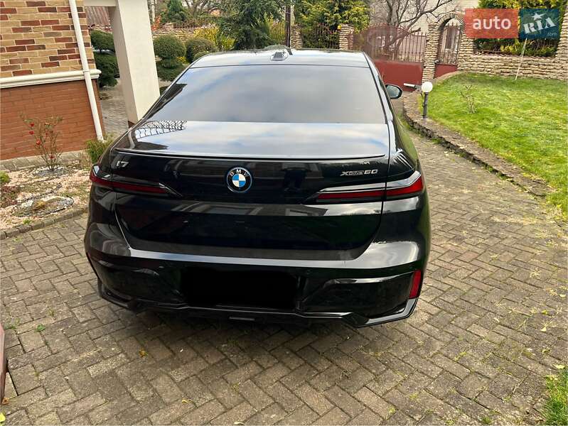 Седан BMW i7 2024 в Ровно