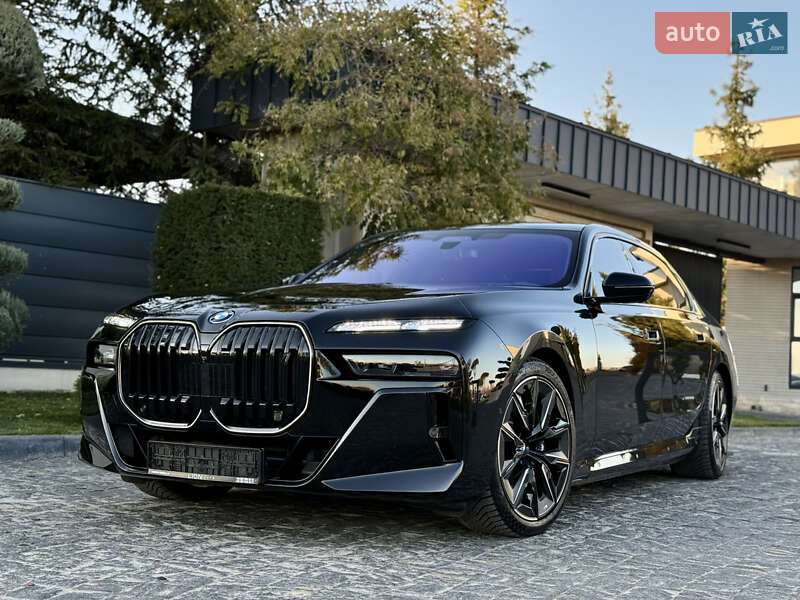 Седан BMW i7 2022 в Львове