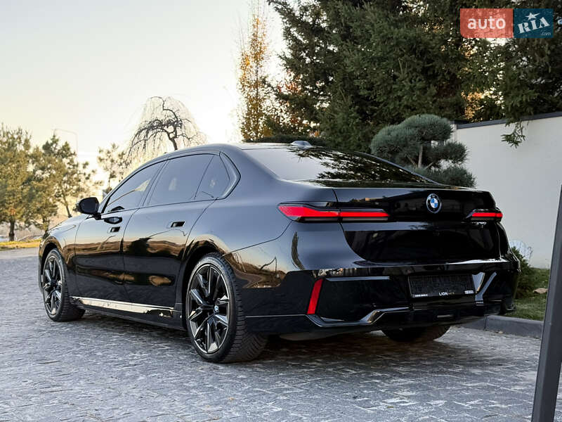 Седан BMW i7 2022 в Львове
