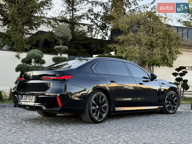 Седан BMW i7 2022 в Львове