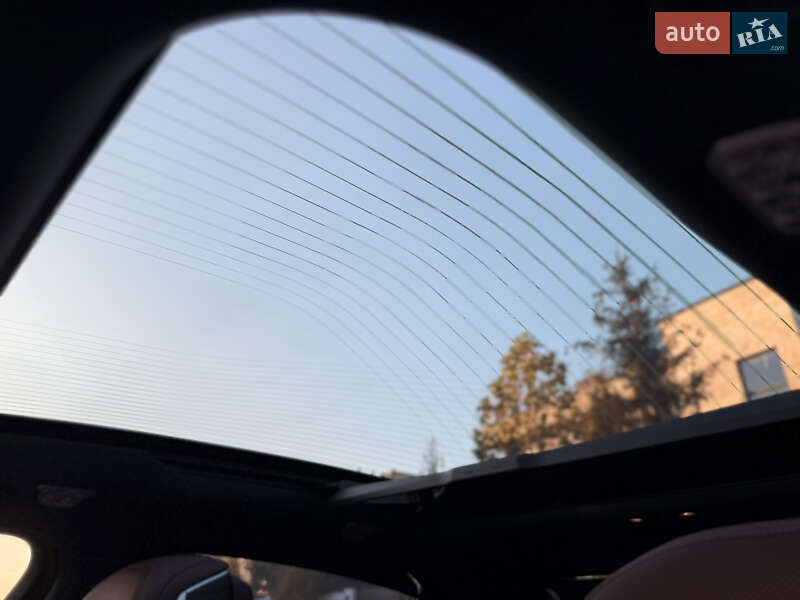 Седан BMW i7 2022 в Львове