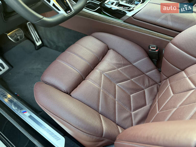 Седан BMW i7 2022 в Львове