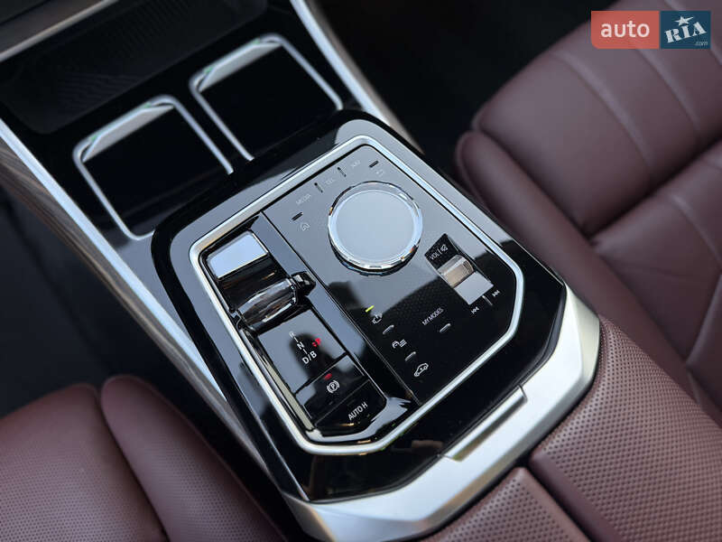Седан BMW i7 2022 в Львове