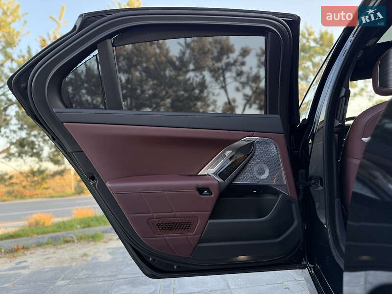Седан BMW i7 2022 в Львове