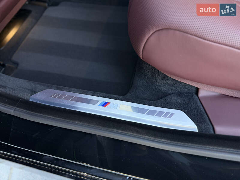 Седан BMW i7 2022 в Львове