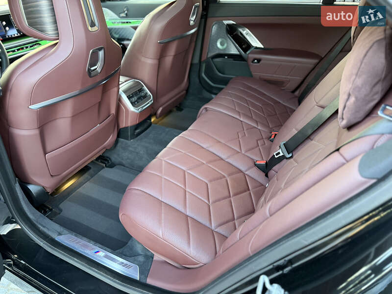 Седан BMW i7 2022 в Львове