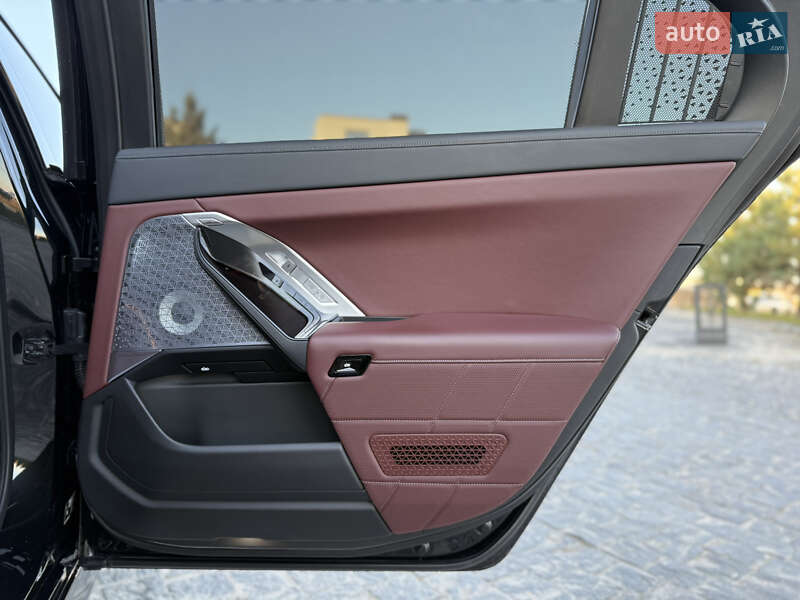 Седан BMW i7 2022 в Львове