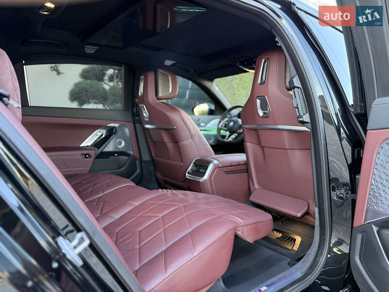 Седан BMW i7 2022 в Львове