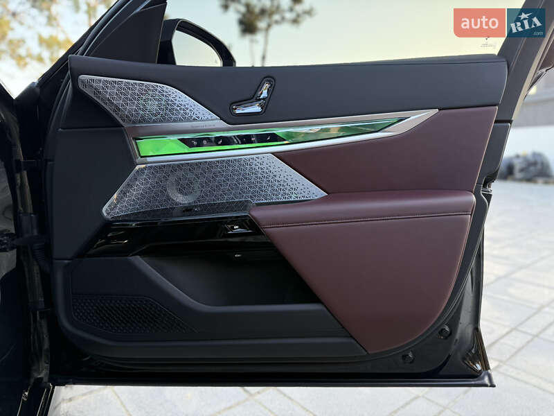 Седан BMW i7 2022 в Львове