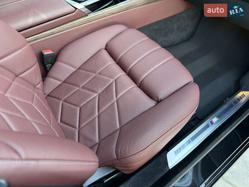 Седан BMW i7 2022 в Львове