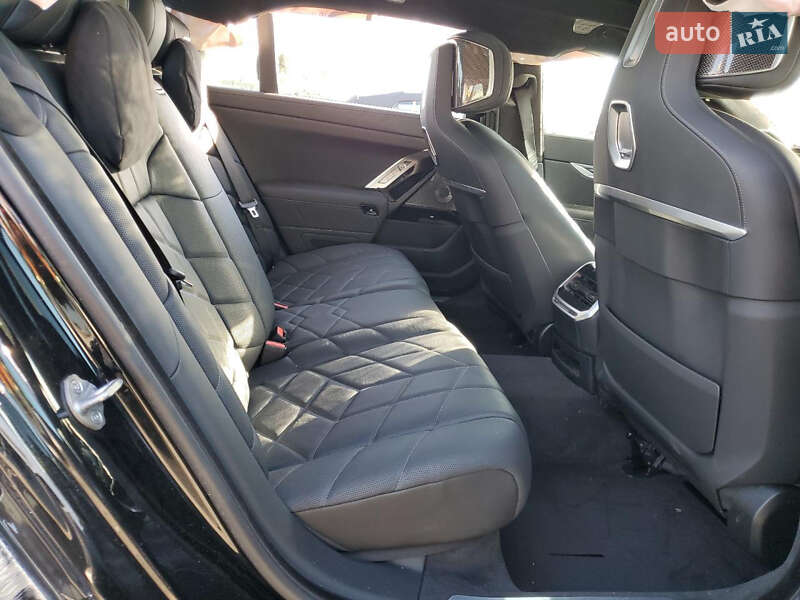 Седан BMW i7 2023 в Киеве