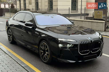 Седан BMW i7 2025 в Киеве