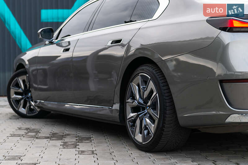 Седан BMW i7 2022 в Мукачево