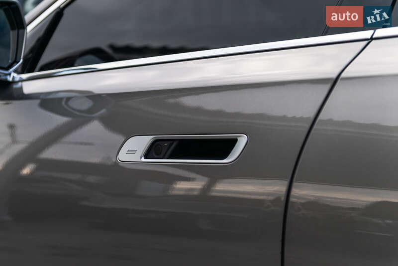 Седан BMW i7 2022 в Мукачево