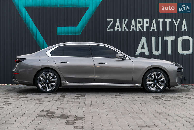 Седан BMW i7 2022 в Мукачево
