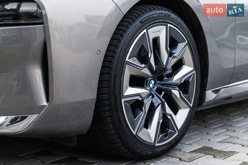 Седан BMW i7 2022 в Мукачево