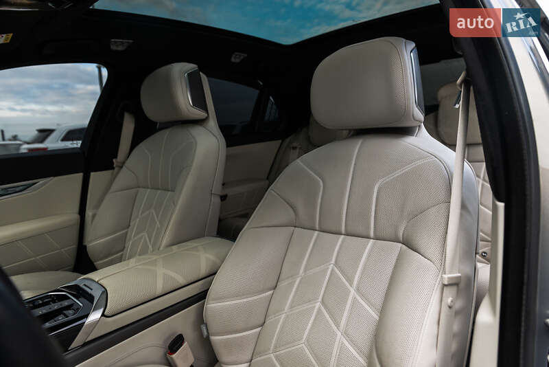 Седан BMW i7 2022 в Мукачево