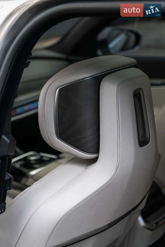 Седан BMW i7 2022 в Мукачево