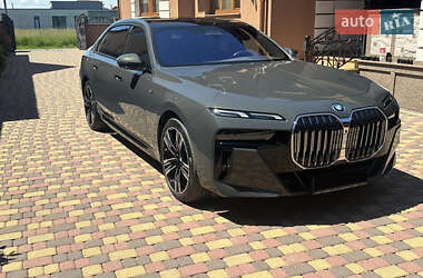 Седан BMW i7 2023 в Виноградові