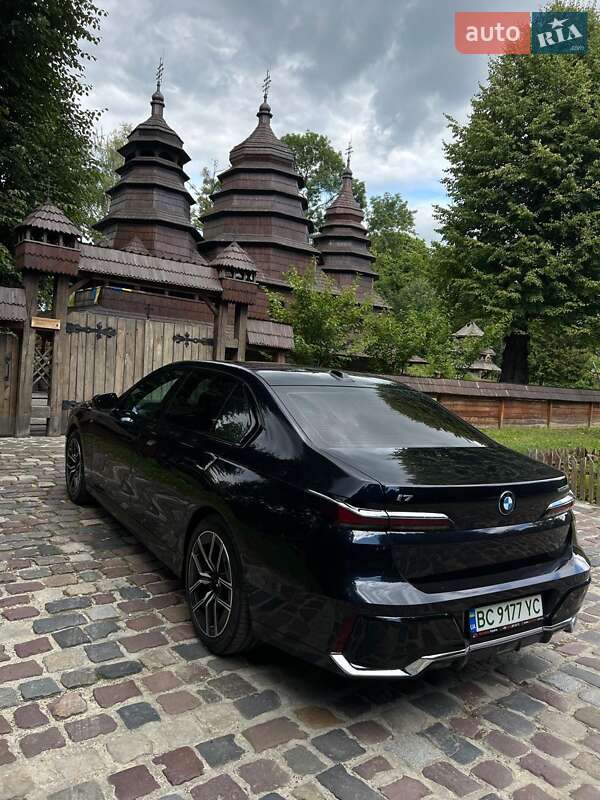 Седан BMW i7 2023 в Львові