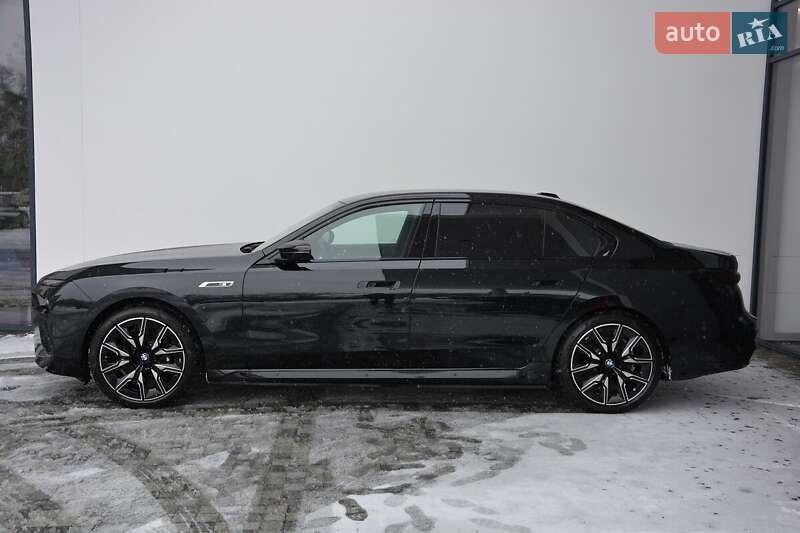 Седан BMW i7 2025 в Киеве