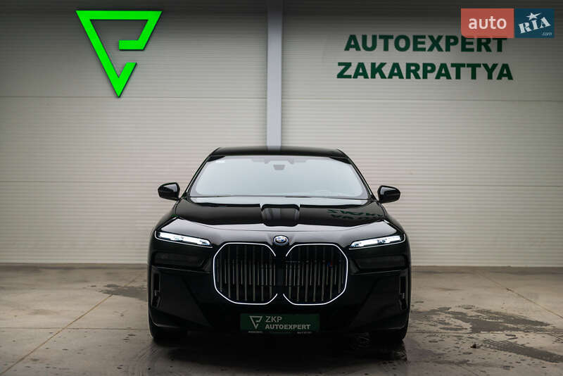 Седан BMW i7 2023 в Мукачево