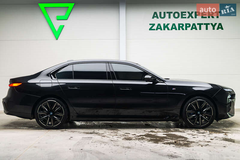 Седан BMW i7 2023 в Мукачево