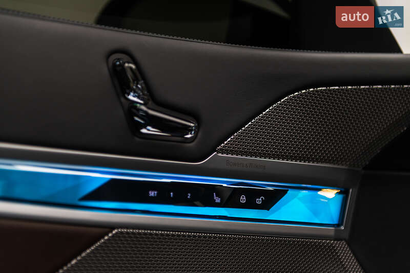 Седан BMW i7 2023 в Мукачево